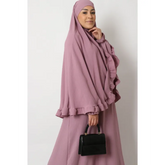 Dusty pink hijab en jurkset met ruffles en zwarte handtas, prachtige abayaset